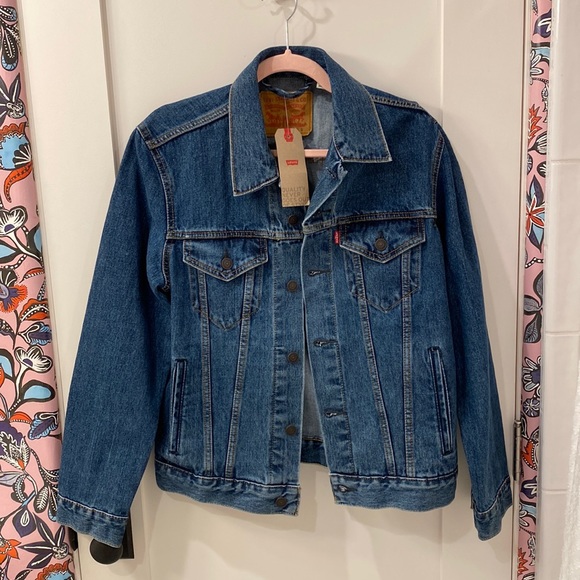 Limited edition Levi’s Jean Jacket with lettering on back - Picture 2 of 4